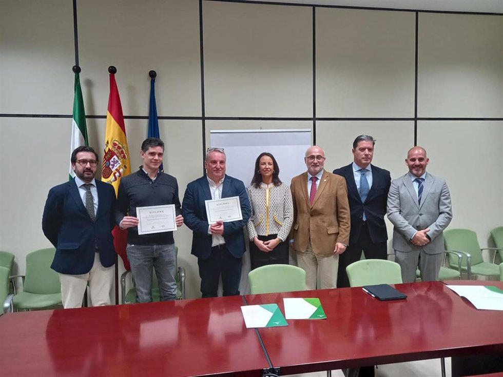 Acuerdo de colaboración entre Roche Farma y la Consejería de Salud para abordar la investigación de enfermedades neorológicas raras.