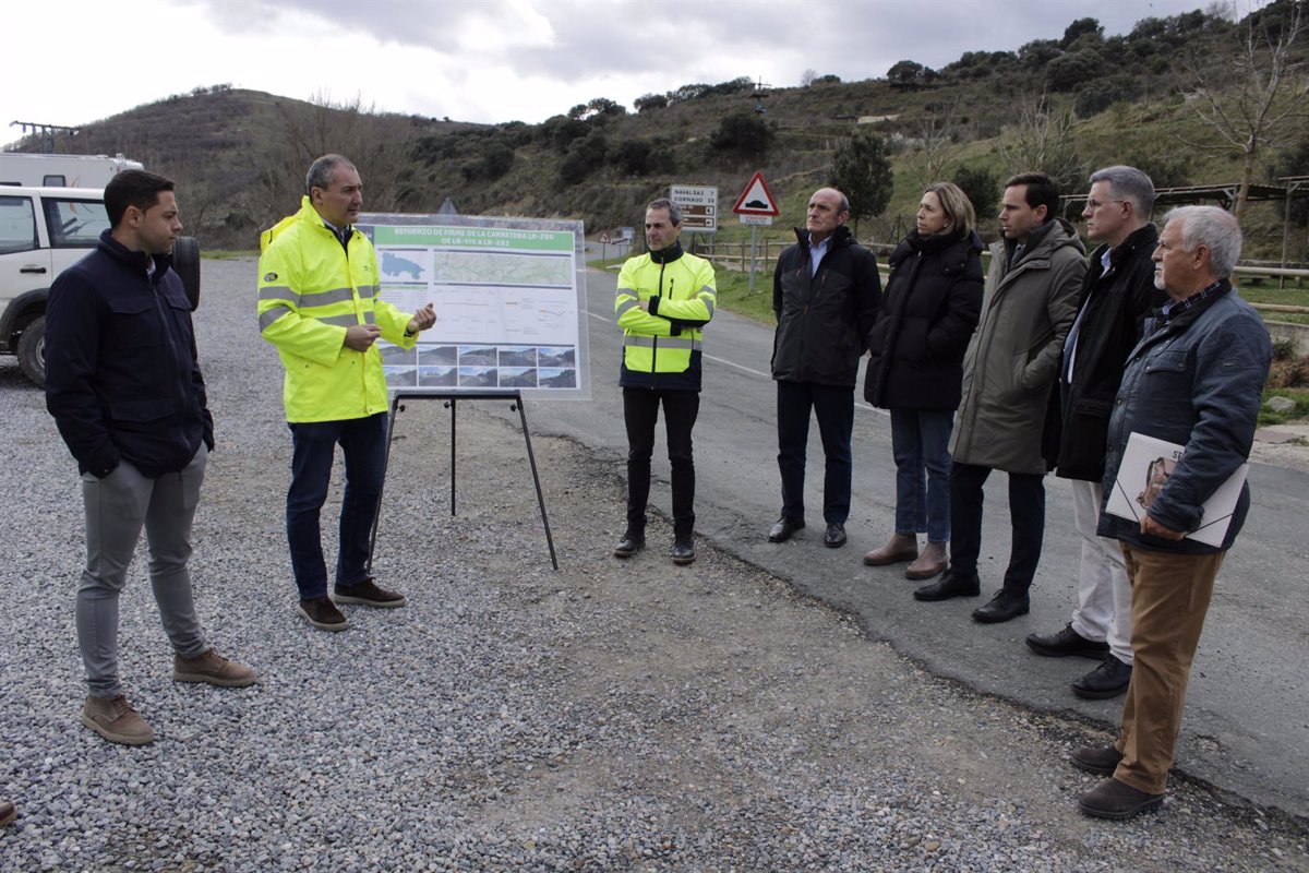 La Rioja invierte casi cinco millones de euros en el refuerzo de firme de la carretera LR-286 entre Enciso y Cornago