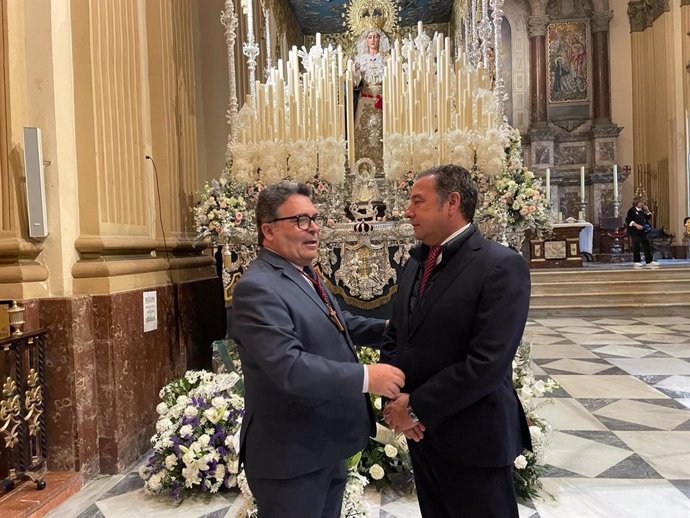 El presidente del PP de Sevilla, Ricardo Sánchez, junto al palio de la Virgen de Consolación, de la hermandad de La Sed.