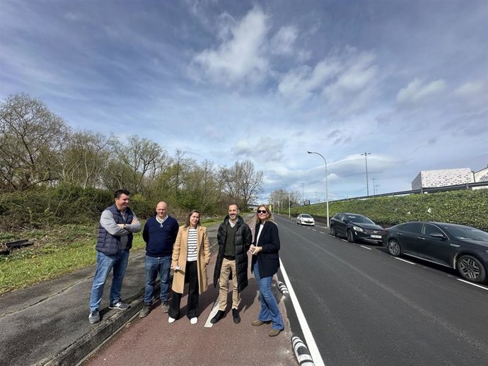 El alcalde Ángel García visita el fin de las obras de mejora en el vial entre el CP La Fresneda y Lugones.