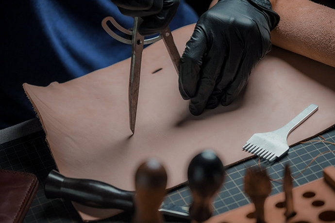 Archivo - Trabajador del sector de la Marroquinería y cueros