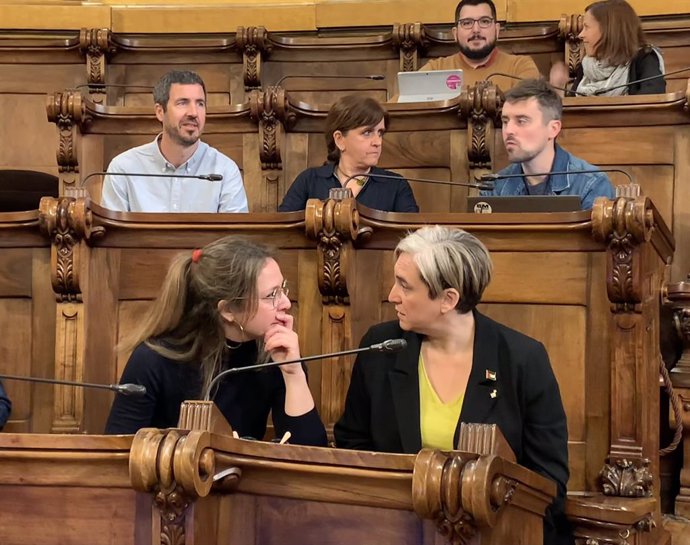 La portaveu de BComú a l'Ajuntament de Barcelona, Janet Sanz, i l'exalcaldessa i líder del grup municipal, Ada Colau, en el ple extraordinari d'aquest dimecres
