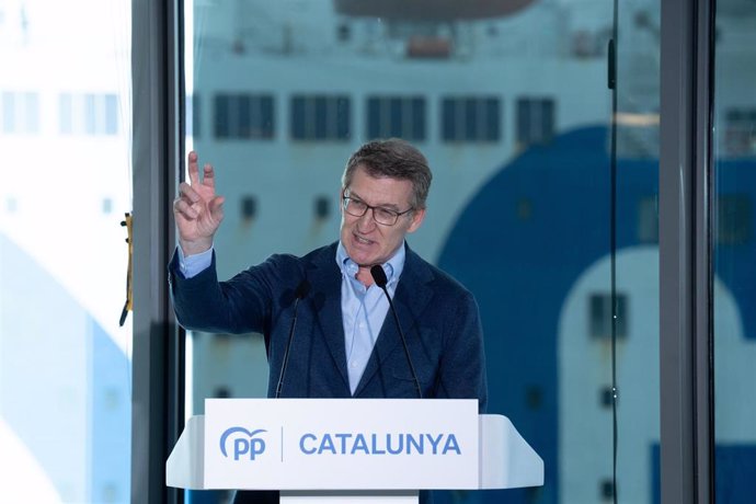 El líder del PP, Alberto Núñez Feijóo, interviene durante un acto de la Junta Directiva Autonómica del PP de Catalunya, en el Hotel Grand Marina, a 27 de marzo de 2024, en Barcelona, Catalunya (España). El anuncio llega después de que el lunes 25 de marzo