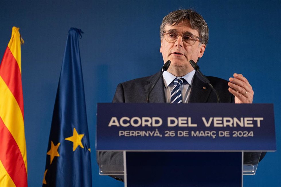 El expresidente de la Generalitat y candidato de Junts a las elecciones catalanas, Carles Puigdemont, durante su comparecencia ante los medios de comunicación, en Les 5 Éléments, a 26 de marzo de 2024, en Perpignan (Francia).