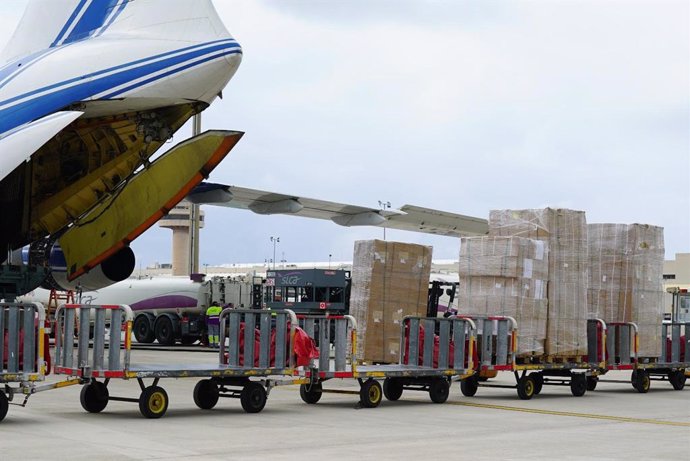 Archivo - Llegada al aeropuerto de Palma de un cargamento de 17 toneladas de material sanitario, comprado por el Govern.