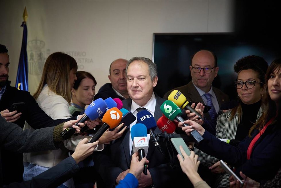El ministro de Industria y Turismo, Jordi Hereu, ofrece declaraciones a los medios tras una rueda de prensa sobre el sector turístico en España, en la sede del Ministerio, a 27 de marzo de 2024, en Madrid (España). Durante la comparecencia, Hereu ha val