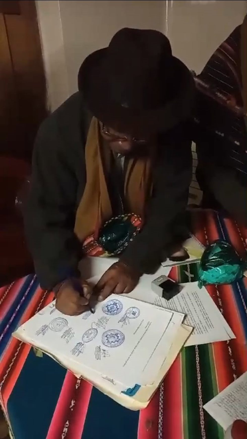 Autoridades de la nación Killakas firmando un acuerdo relativo al galeón San José