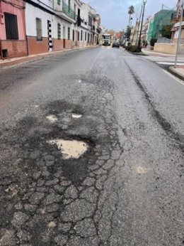 Archivo - Estado de la carretera a su paso por Guillena, en Sevilla.