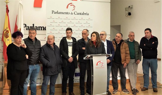 La diputada y portavoz sanitaria del PRC, Paula Fernández, en una rueda de prensa junto a cargos del partido en municipios rurales