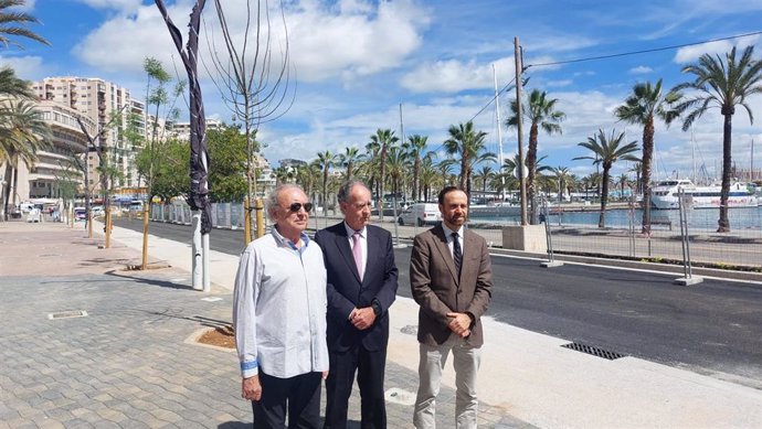 De izquierda a derecha, el presidente de la Asociación de Comerciantes del paseo Marítimo de Palma, Manuel Jiménez, el presidente de la APB, Javier Sanz, y el director de la APB, Toni Guinard.