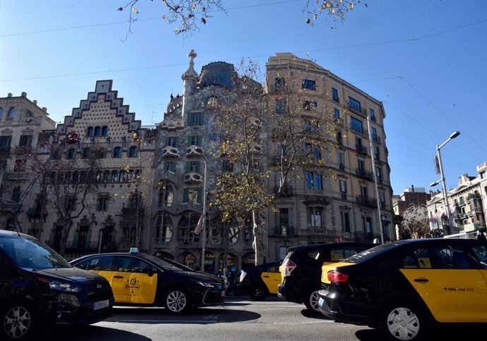 Archivo - Varios taxis en Barcelona