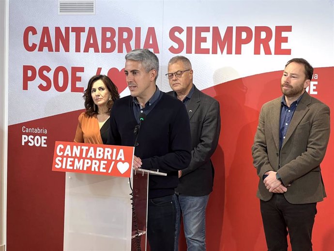 El secretario general del PSOE de Cantabria, Pablo Zuloaga, junto a algunos de los diputados socialistas