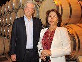 Foto: Mario Vargas Llosa zanja los rumores sobre su salud reapareciendo junto a Patricia Llosa en un homenaje en Madrid