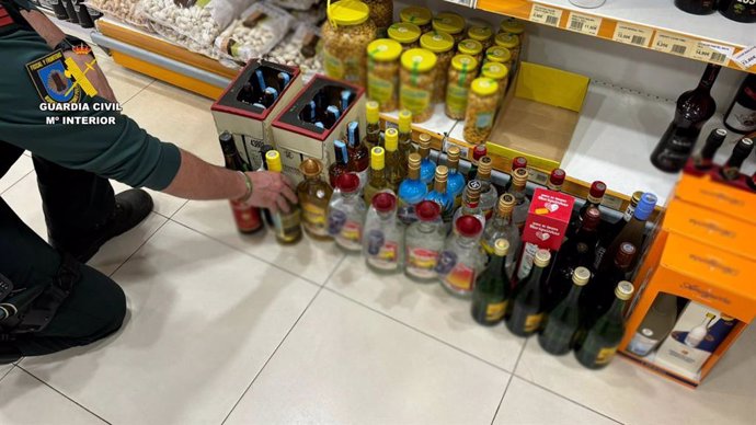 Imagen de las bebidas intervenidas en un establecimiento de Rosal de la Frontera (Huelva).