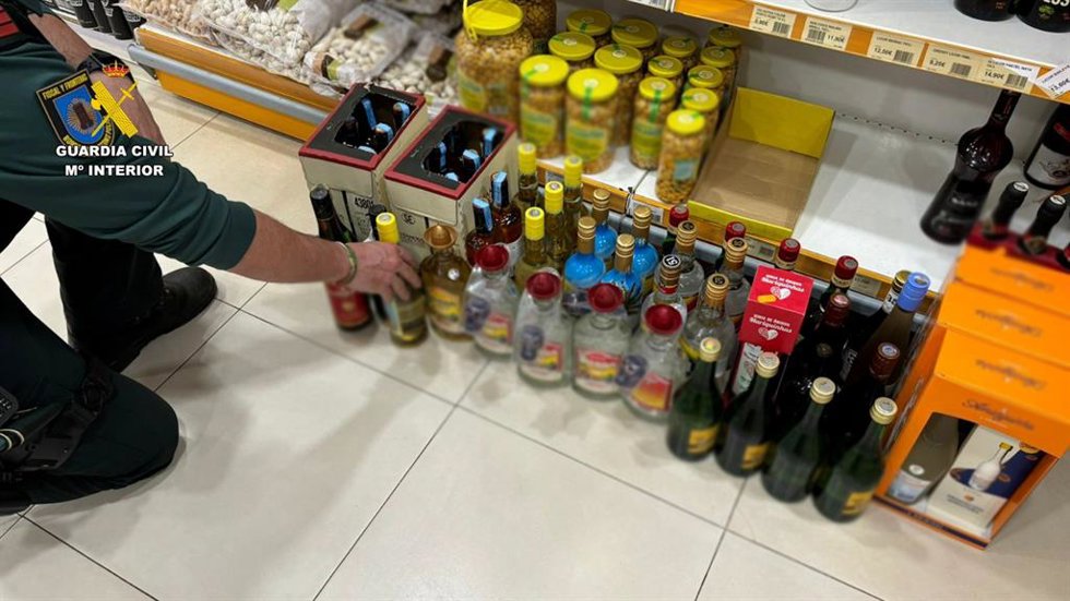 Imagen de las bebidas intervenidas en un establecimiento de Rosal de la Frontera (Huelva).
