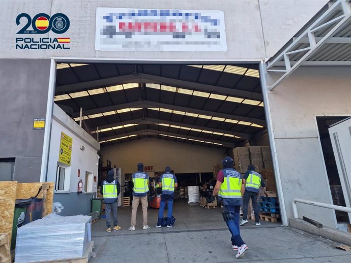 Agentes de la Policía Nacional durante el registro en la empresa de Transportes Castero, en el Puerto de Las Palmas