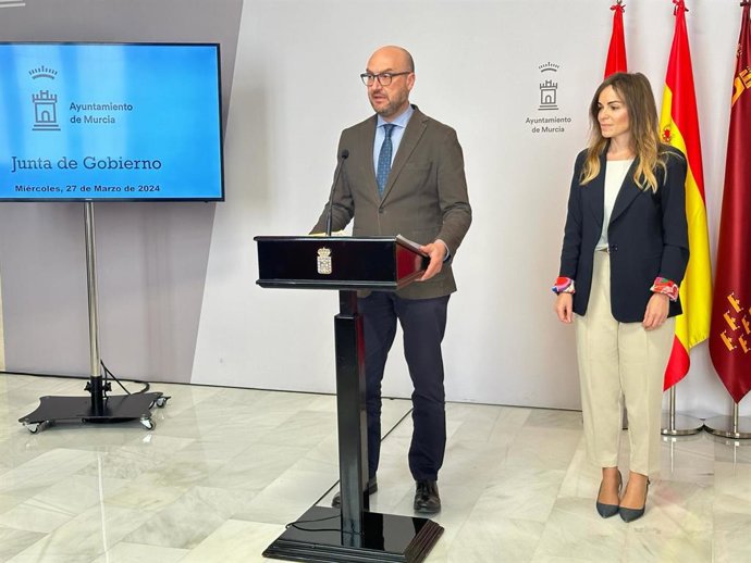 El concejal de Movilidad, Gestión Económica y Contratación, José Francisco Muñoz, en la rueda de prensa