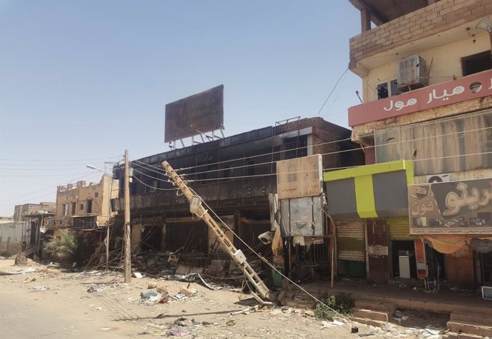 Fotografía de archivo del mercado de la ciudad de Omdurmán, adyacente a la capital de Sudán, Jartum, en medio de la guerra entre el Ejército y las paramilitares Fuerzas de Apoyo Rápido (RSF)
