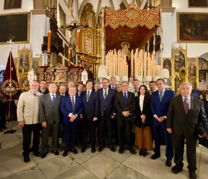 Foto de familia de responsables de la CES y de la hermandad del Cristo de Burgos con ocasión de la ofrenda floral.
