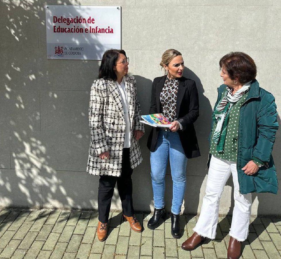 Narci Ruiz con representantes de Autismo Córdoba.