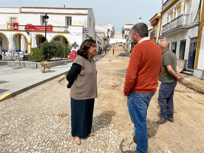 La delegada de Justicia, Administración Local y Función Pública, Carmen Céspedes, ha visitado Rosal de la Frontera, en compañía de su alcalde, Antonio Carlos Vázquez.