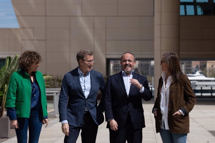 La eurodiputada del PP, Dolors Montserrat; el líder del PP, Alberto Núñez Feijóo; el candidato del PP a las elecciones del 12M, Alejandro Fernández; la vicesecretaria de organización del PP, Carmen Fúnez.