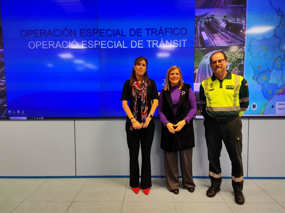 Bernabé (centro) en el Centro de Gestión de Tráfico de Valncia