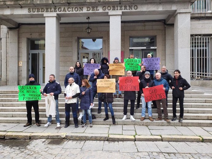 El grupo de funcionarios, en la puerta de la Subdelegación del Gobierno de Segovia .