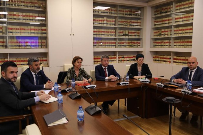 Imagen de archivo de la reunión en Madrid del secretario de estado de Transportes y Movilidad Sostenible, José Antonio Santano Clavero, con la alcaldesa de Gijón, Carmen Moriyón, y el consejero de Fomento del Principado de Asturias, Alejandro Calvo.