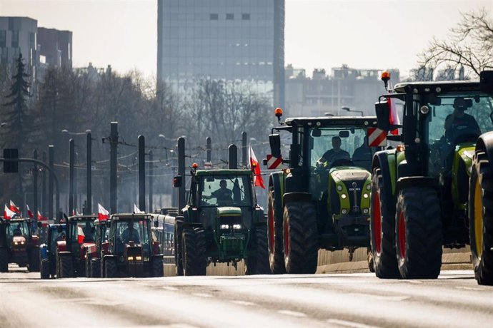 Archivo - Agricultores polacos protestan en las calles del país en contra de los beneficios de los que gozan los productos ucranianos