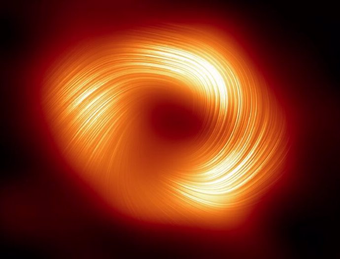 Esta imagen muestra la vista polarizada del agujero negro de la Vía Láctea
