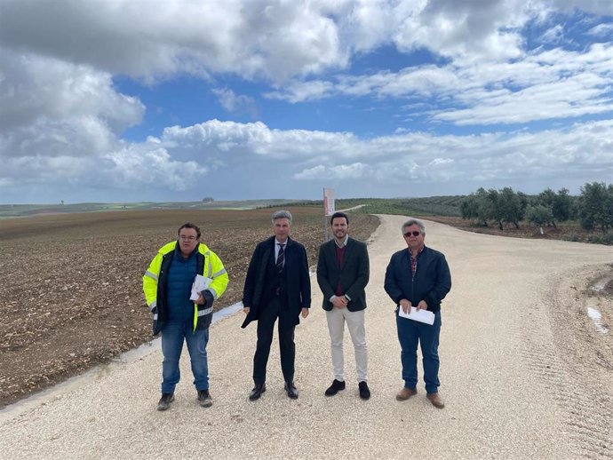 El delegado de Infraestructuras, Sostenibilidad y Agricultura, Andrés Lorite (segundo por la izda.), en su visita a uno de los caminos de San Sebastián de los Ballesteros.
