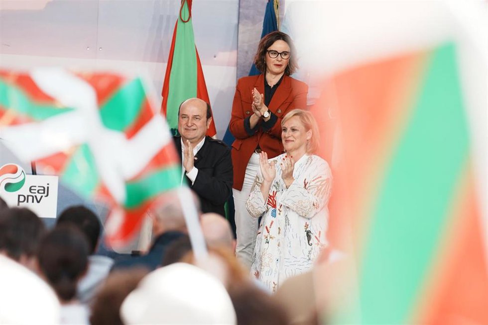 Archivo - El presidente del PNV y del Euzkadi Buru Batzaren (EBB), Andoni Ortuzar, interviene en  una celebración del Aberri Eguna, en Plaza Nueva de Bilbao