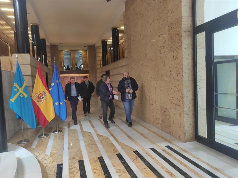 Representantes vecinales, tras salir de la reunión con Adrián Barbón