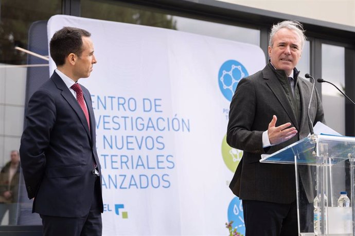 El presidente del Gobierno de Aragón, Jorge Azcón, junto al presidente del Grupo Samca, Javier Luengo.