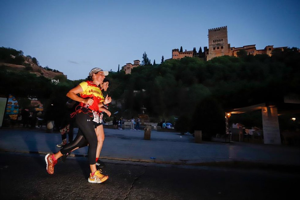 Imagen de corredores en la TotalEnergies Media Maratón Ciudad de Granada.