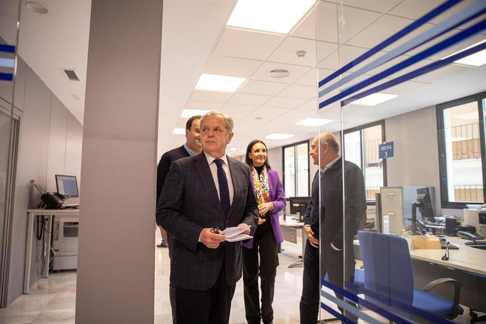 El presidente de la Diputación de Córdoba, Salvador Fuentes, visita la oficina del Instituto de Cooperación con la Hacienda Local de Priego de Córdoba.