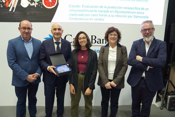 Una estudiante de la Universidad de Castilla-La Mancha, ganadora del premio 'La ciencia en femenino' de la Cátedra AgroBank de la UdL al mejor TFM