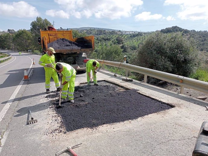 Operarios trabajando en la conservación de una carretera de la provincia de Cádiz.