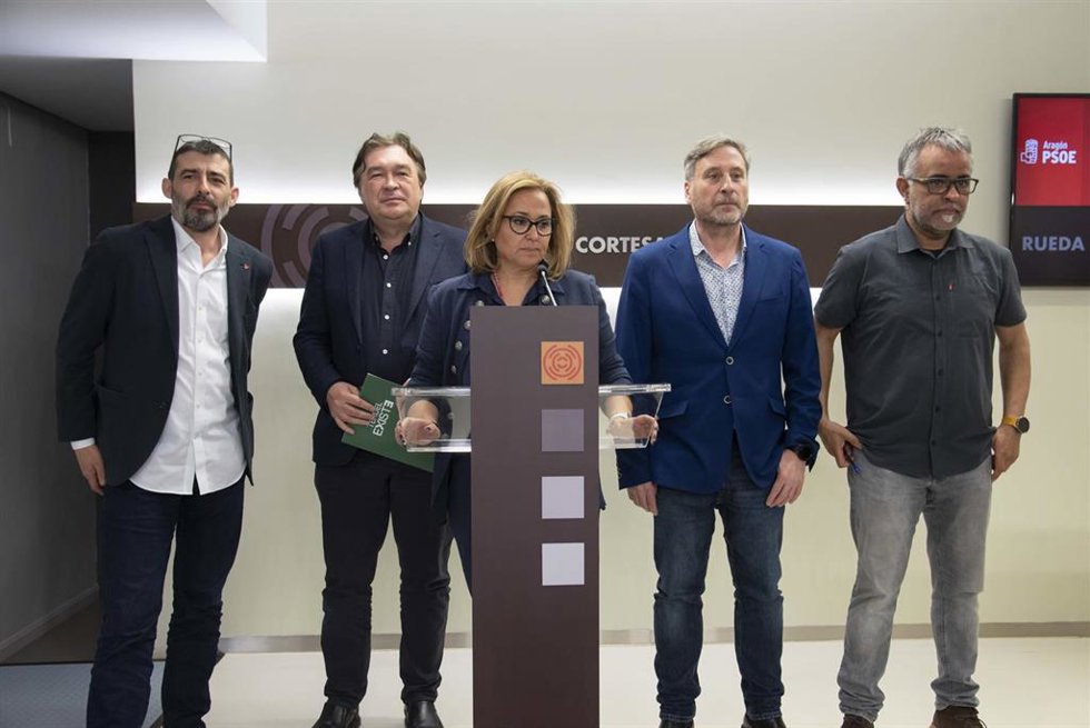 Los portavoces parlamentarios de IU, Álvaro Sanz; Aragón-Teruel Existe, Tomás Guitarte; PSOE, Mayte Pérez; CHA, José Luis Soro; y Podemos, Andoni Corrales.