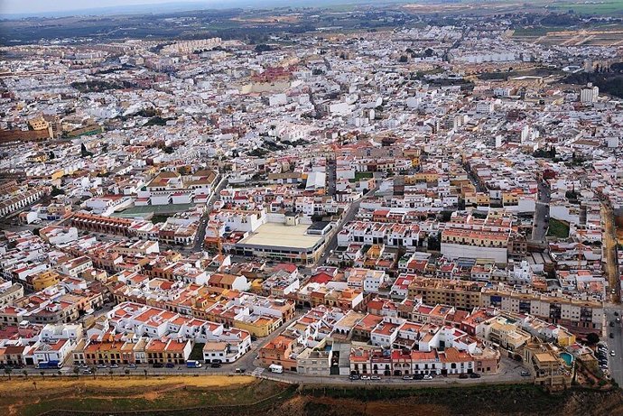 Archivo - Vista aérea del municipio sevillano