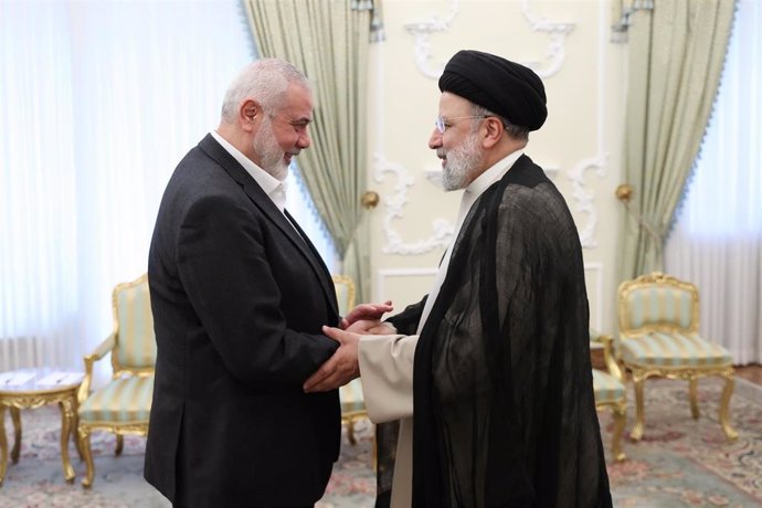 Ismail Haniye, kefe del brazo político de Hamás, y el presidente de Irán, Ibrahim Raisi.