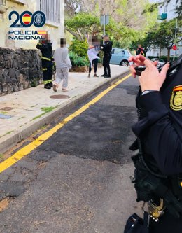 Dispositivo de la Policía Nacional para detener a un hombre en Santa Cruz de Tenerife que se encerró en la casa de su pareja y amenazó con tirarse al vacío con su bebé