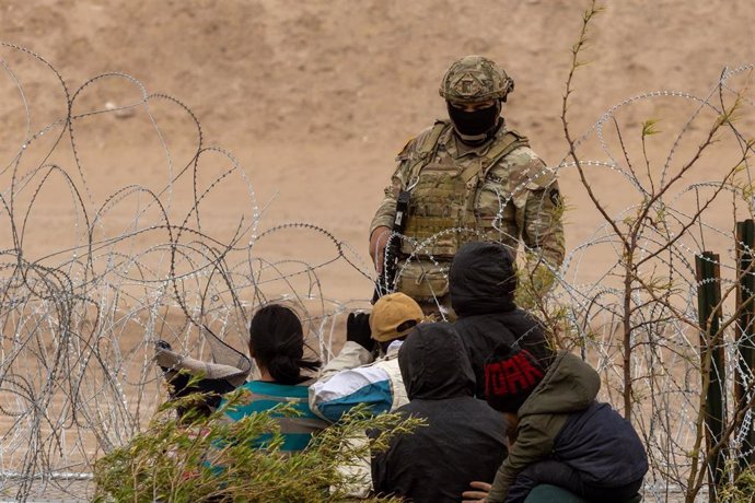 March 24, 2024: Hundreds of people remain gathered along the Rio Grande, right on the border between Mexico and the United States. Migrants have set up a camp to rest, while some attempt to cross the border unnoticed by the Texas National Guard, hoping to