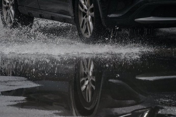 Archivo - Un coche circula bajo la lluvia, a 2 de septiembre de 2023, en Castellón, Comunidad Valenciana (España). 