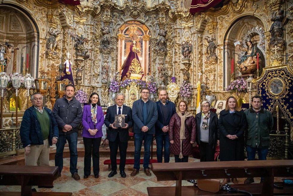 El presidente de la Diputación de Córdoba, Salvador Fuentes (cuarto por la izda.), en su encuentro con una hermandad de Priego de Córdoba.
