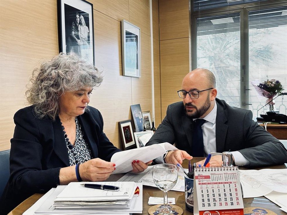 El alcalde de El Puerto de Santa María, Germán Beardo (PP), reunido en Cádiz con la subdelegada del Gobierno de España en la provincia de Cádiz, Blanca Flores.
