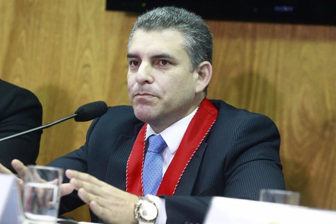 Rafael Vela Barba había sido suspendido en el ejercicio de su labor fiscal.