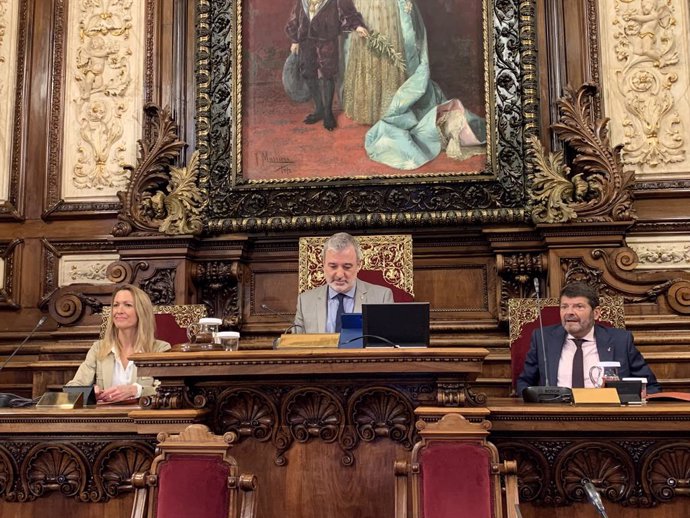 El alcalde de Barcelona, Jaume Collboni, en el pleno extraordinario de este miércoles.