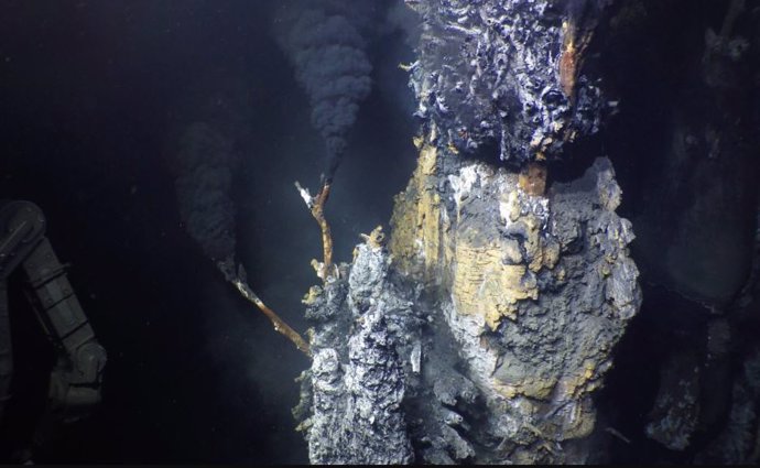 Un respiradero hidrotermal de humo negro de 12 metros de altura que emite fluidos a 332°C,  uno de los respiraderos activos descubiertos en una reciente expedición a una dorsal en medio del océano en el Océano Pacífico tropica